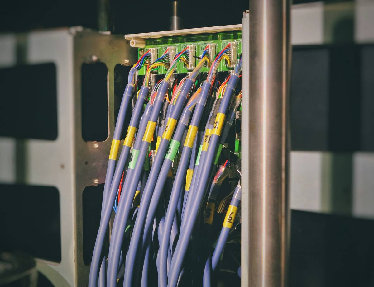 server management web hosting how to: dashboard showing CPU usage, disk I/O, and active connections on a Linux server